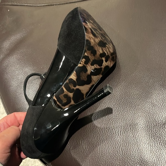 Guess stiletto heels, 7.5, black patent and faux suede, 3” heels - Picture 3 of 6